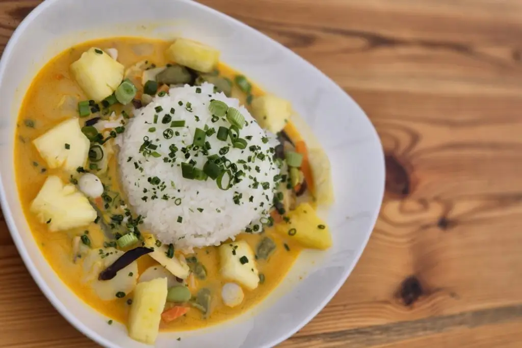 Vegetarisches Thai Curry im Pop-up Restaurant auf der internationalen Messe RETTmobil 2025