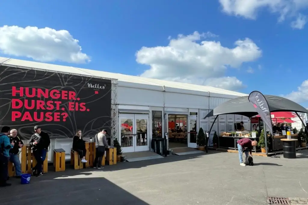 Außenansicht vom Pop-up-Restaurant und Grillstand im Vordergrund.