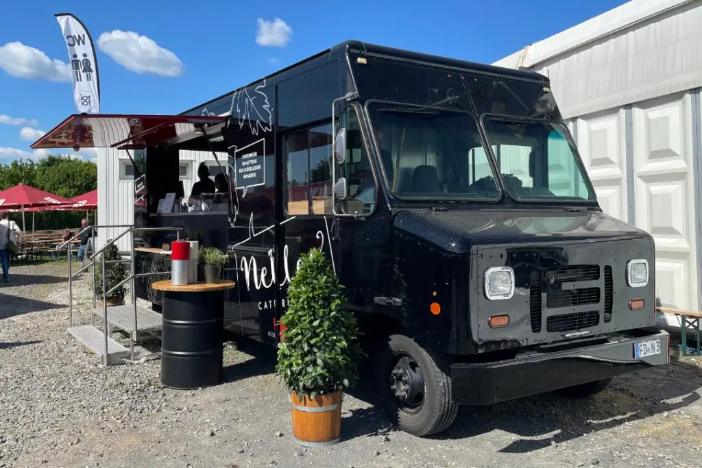 Nelles Catering Foodtruck mit internationalem Streetfood-Angebot auf dem Messegelände der RETTmobil 2025.