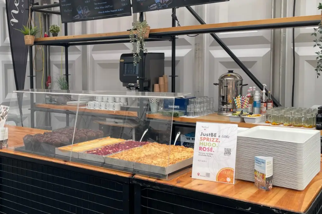 Kuchentheke im Pop-up-Restaurant von Nelles Catering auf der RETTmobil 2025.