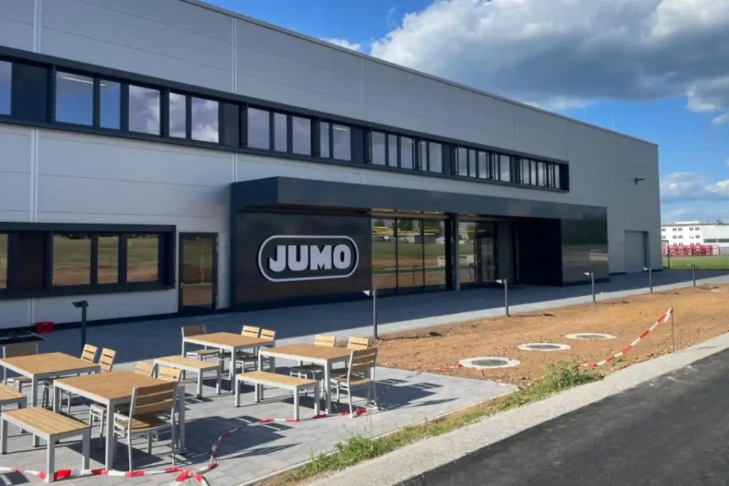 Außenansicht der neuen JUMO Fertigungshalle Sensilo in Fulda