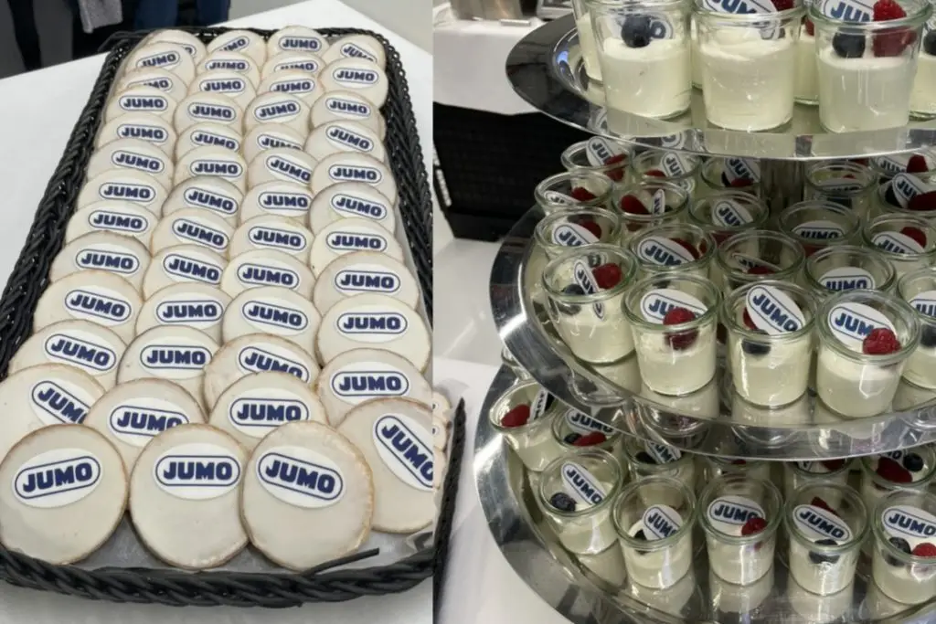 Dessert mit Logo-Branding auf der JUMO Sensilo-Eröffnungsfeier