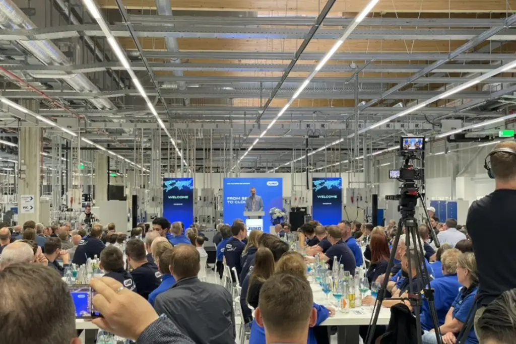 Politische und wirtschaftliche Vertreter bei der Eröffnungsfeier der Fertigungshalle Sensilo