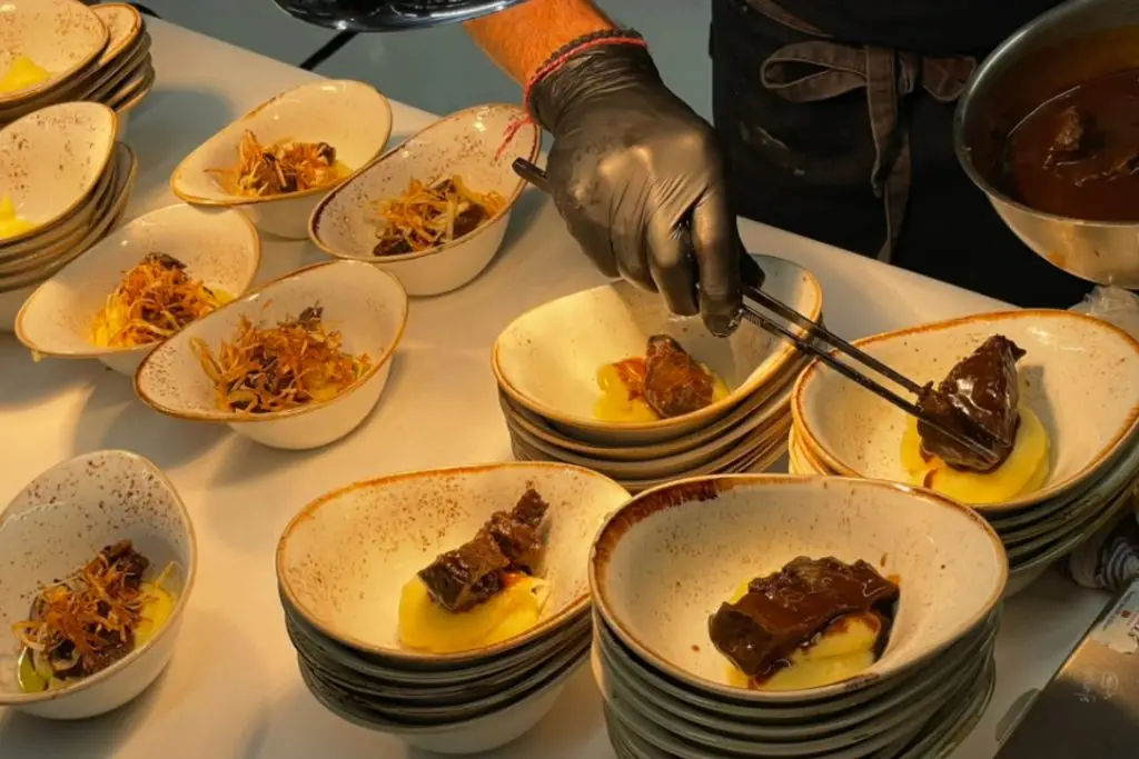 Live-Cooking-Station mit Ochsenbäckchen beim Eventcatering Fulda